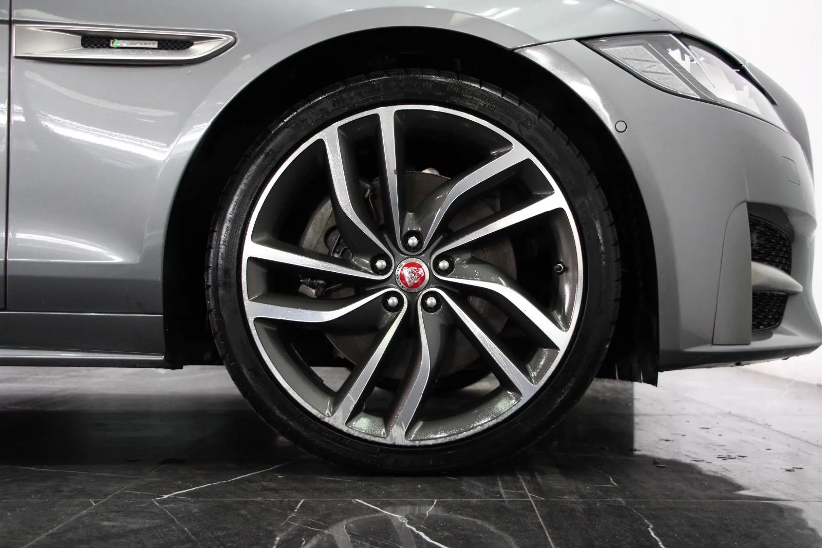 Jaguar-XF-30t R-Sport