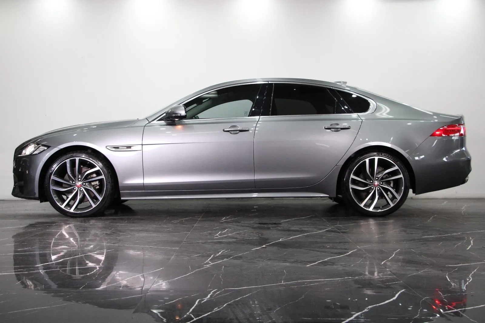 Jaguar-XF-30t R-Sport