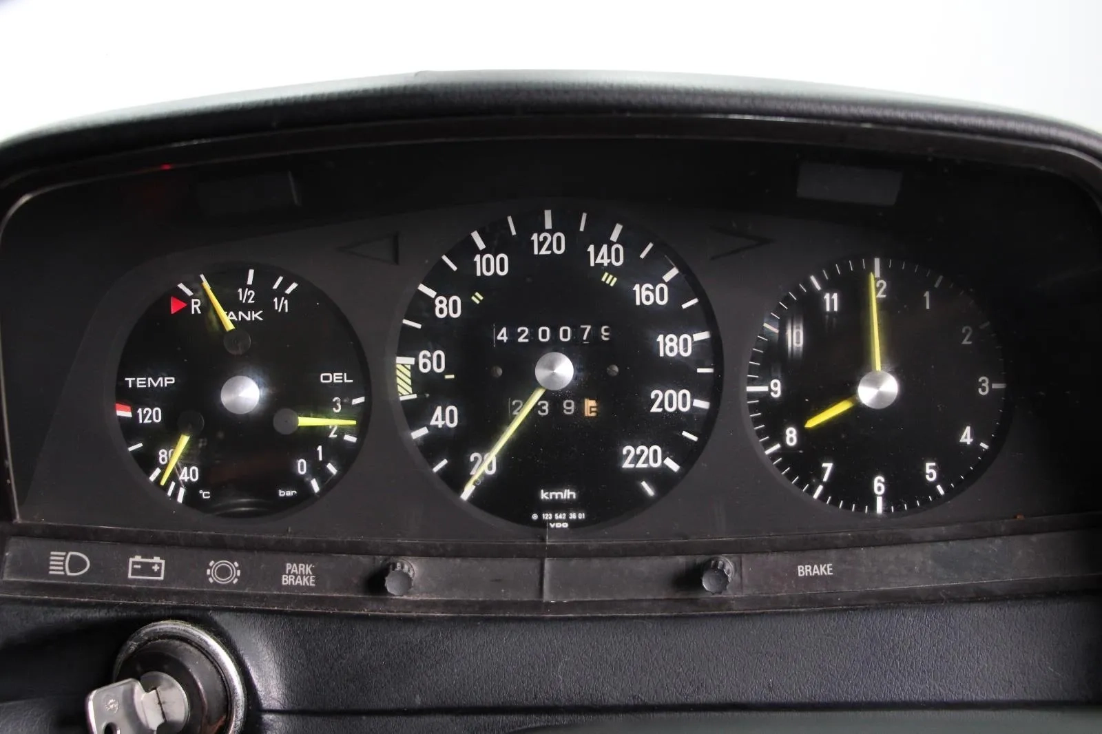 Mercedes-Benz-280CE-