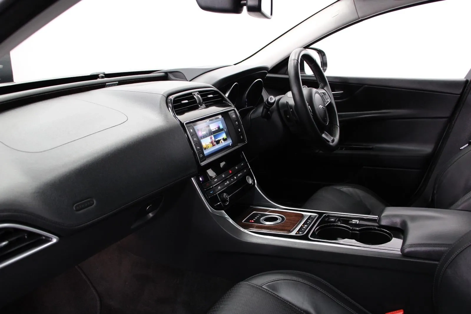 Jaguar-XE-25t Prestige