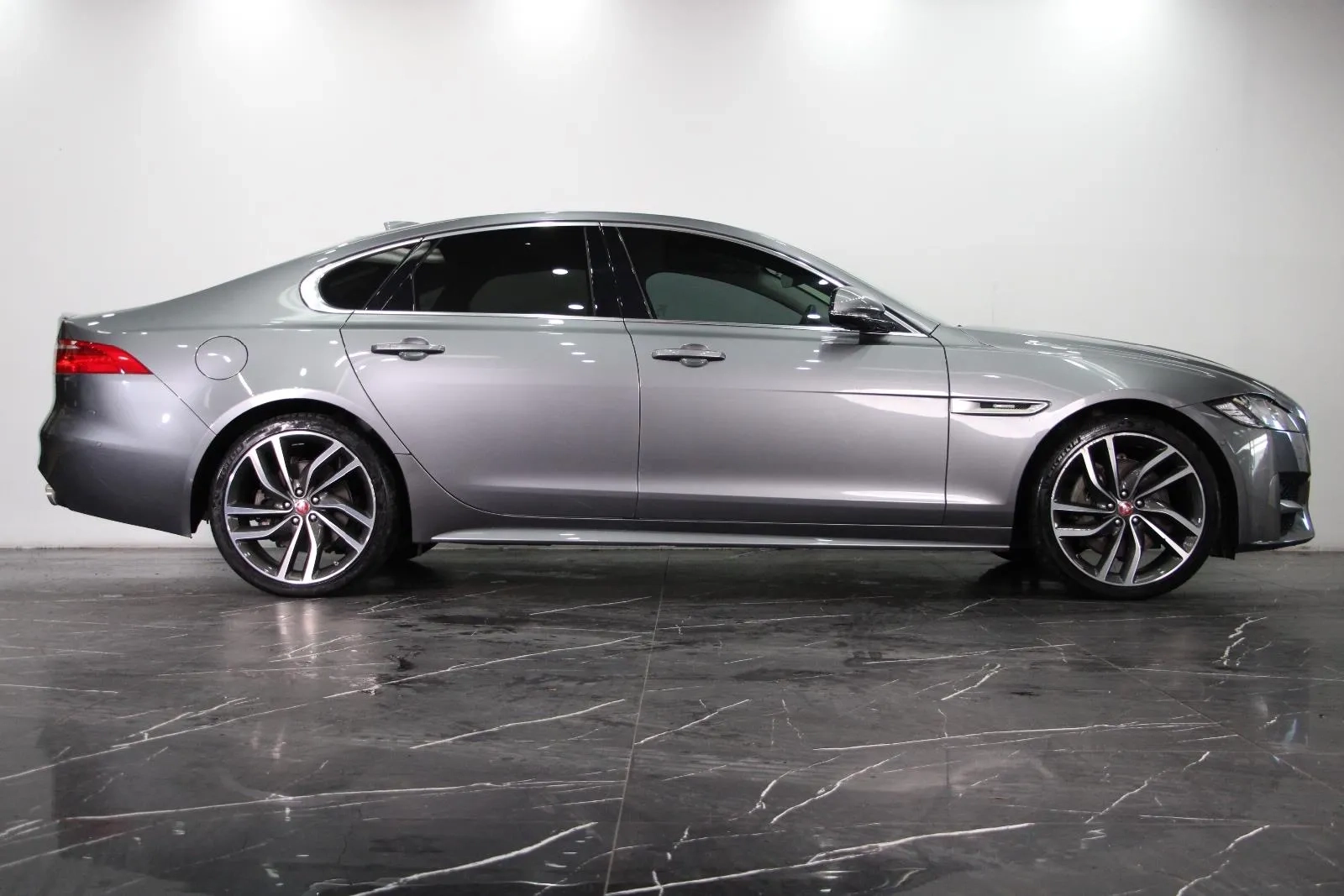 Jaguar-XF-30t R-Sport