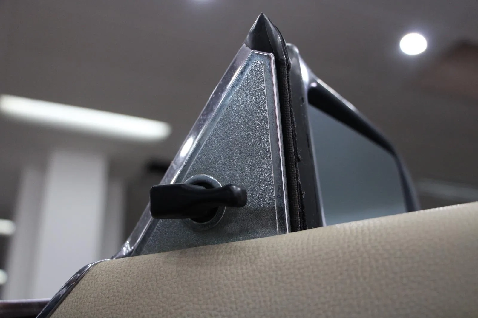 Mercedes-Benz-280CE-