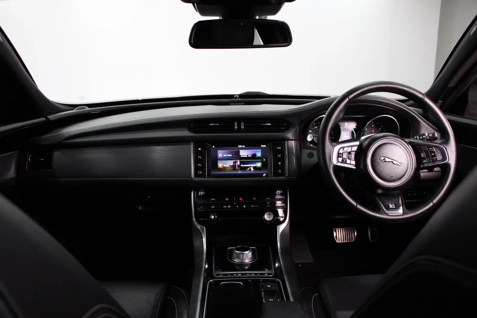 Jaguar-XF-20d R-Sport