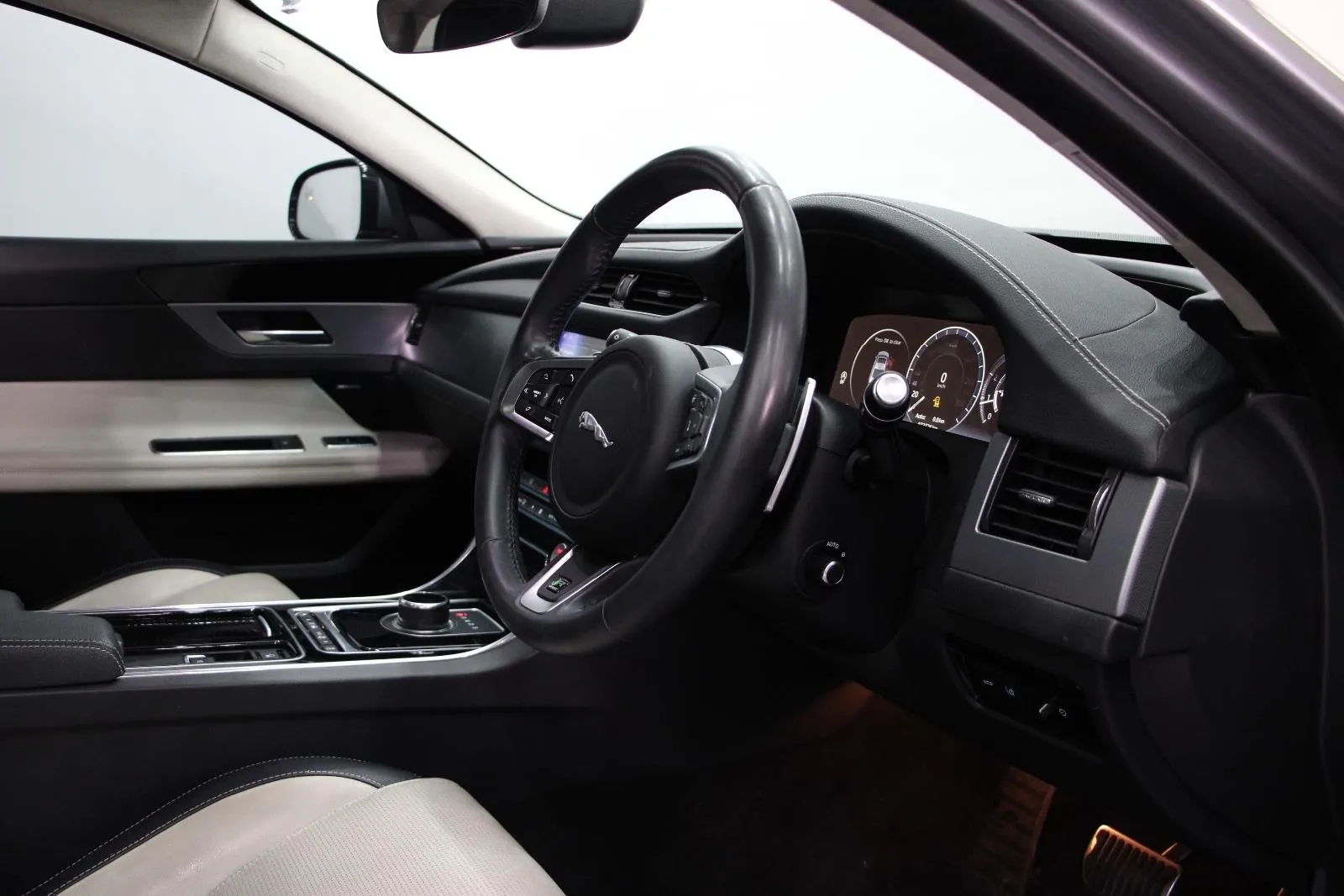 Jaguar-XF-30t R-Sport