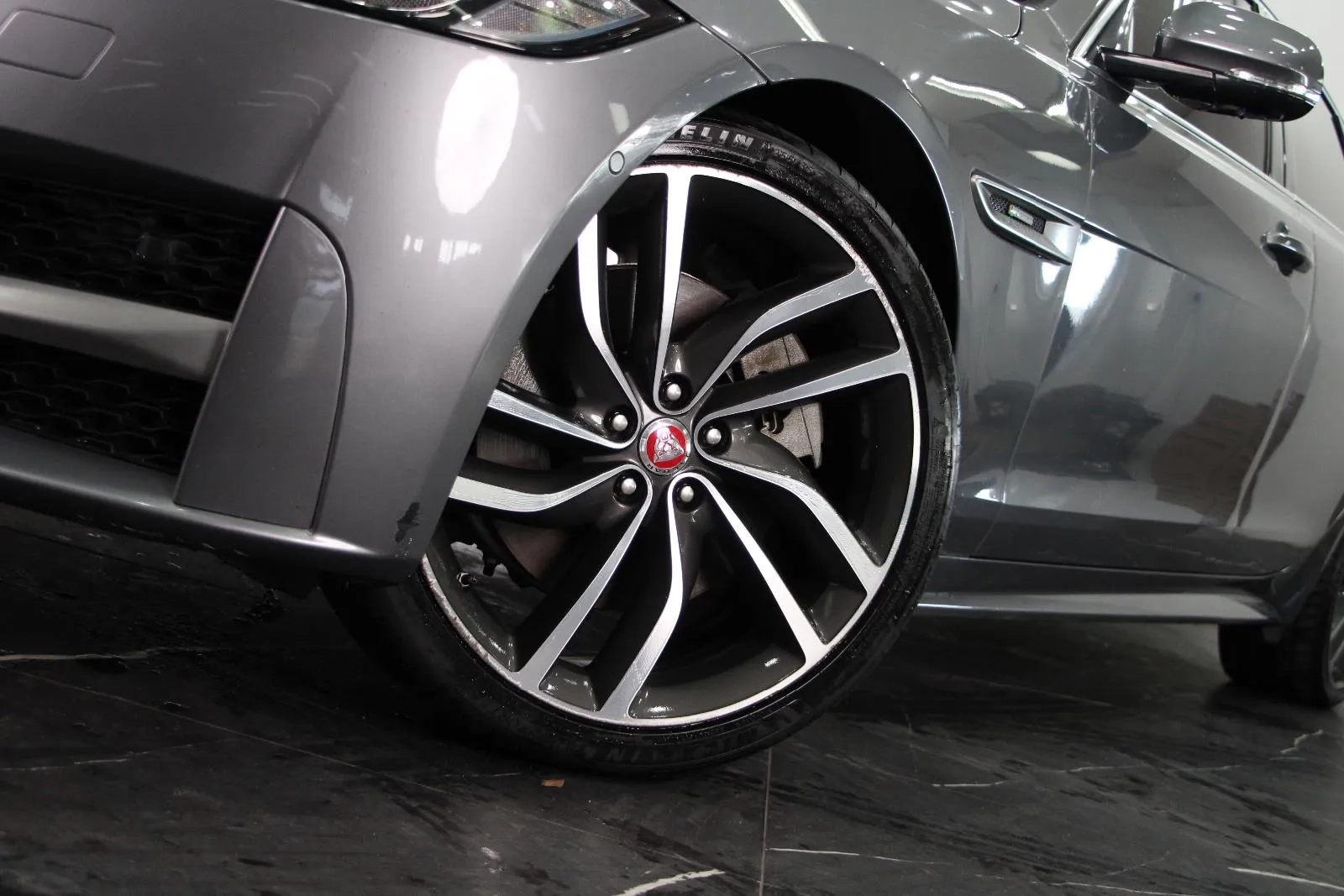 Jaguar-XF-30t R-Sport