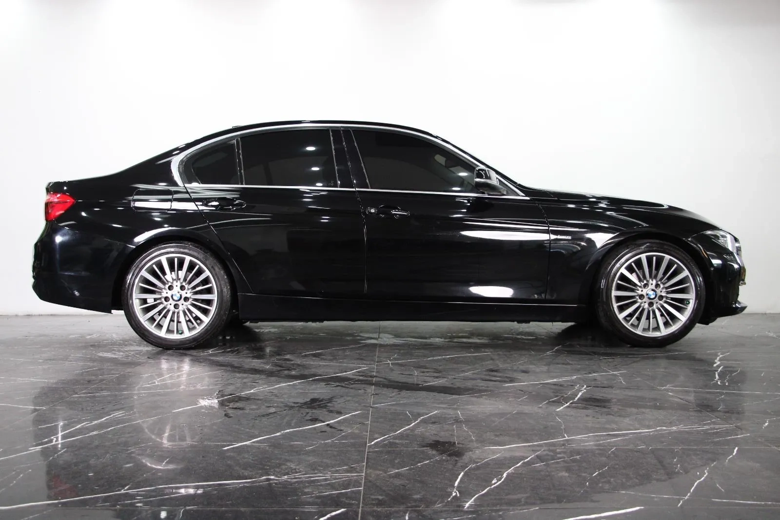 BMW-3 Series-320i Sport Line