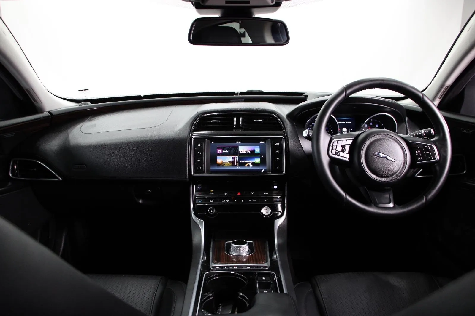 Jaguar-XE-25t Prestige