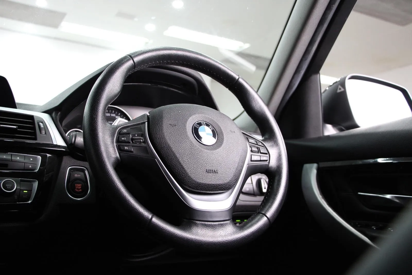 BMW-3 Series-320i Sport Line