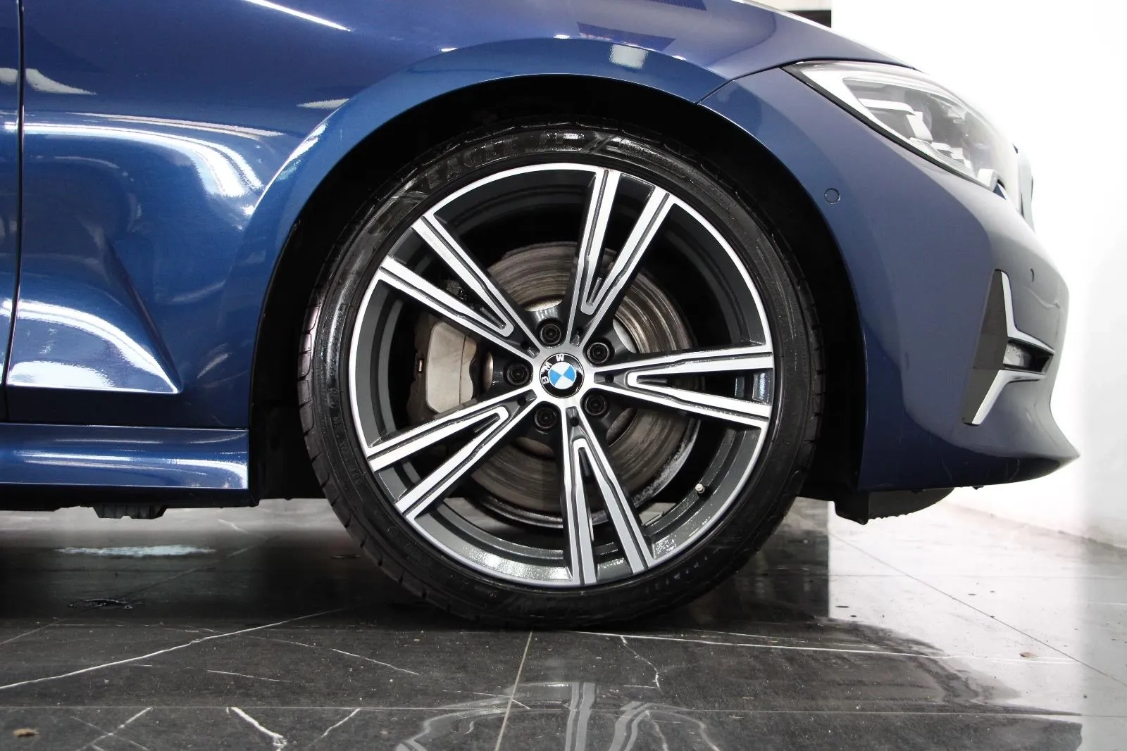 BMW-3 Series-330i Luxury Line