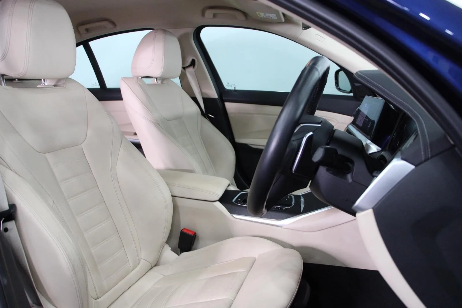 BMW-3 Series-330i Luxury Line