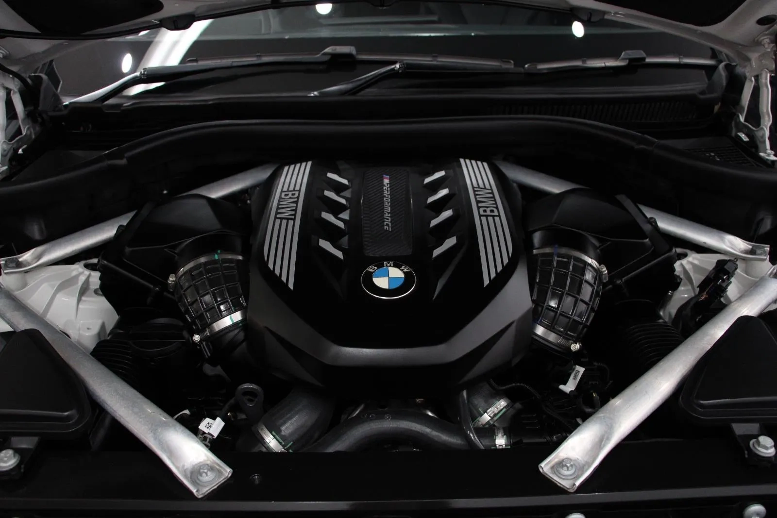 BMW-X5-M50i
