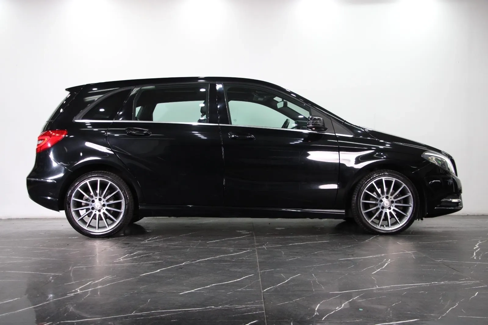 Mercedes-Benz-B-Class-B200