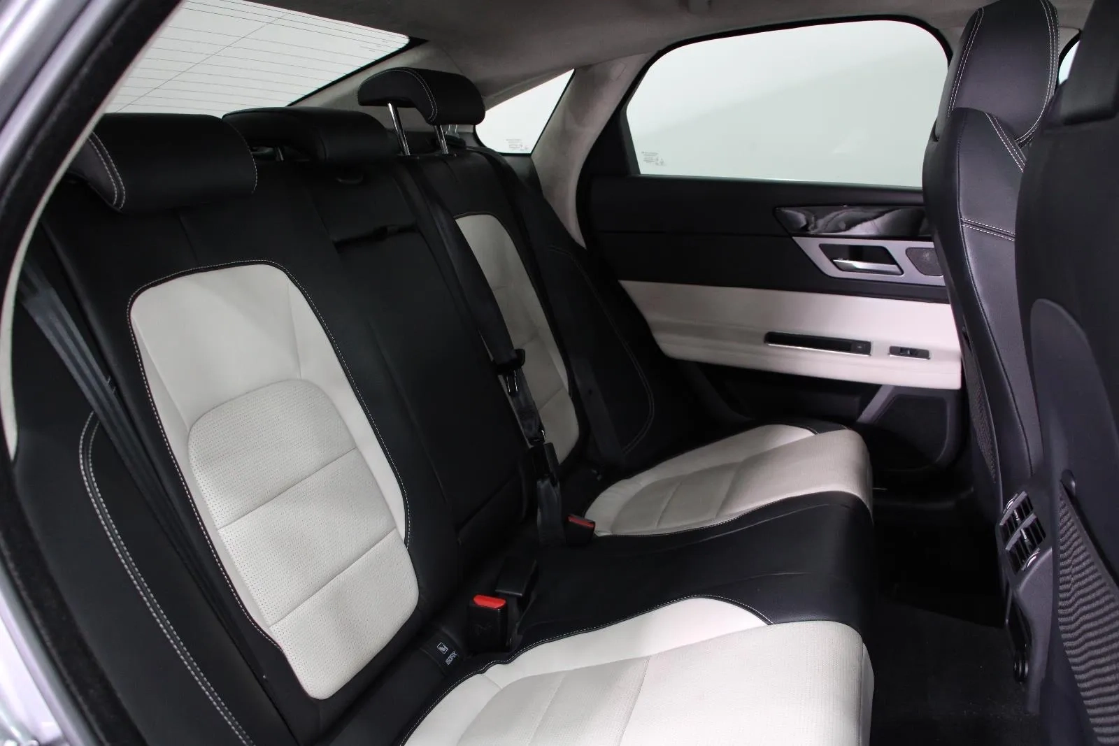 Jaguar-XF-30t R-Sport