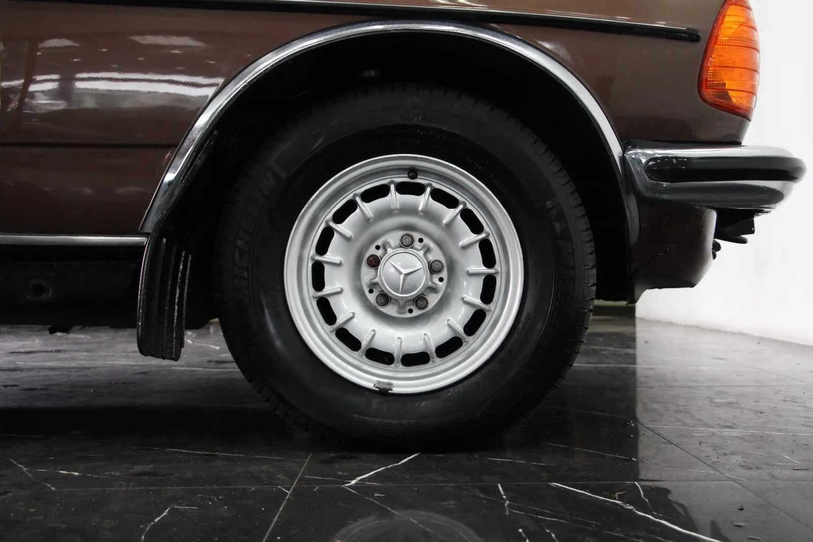 Mercedes-Benz-280CE-