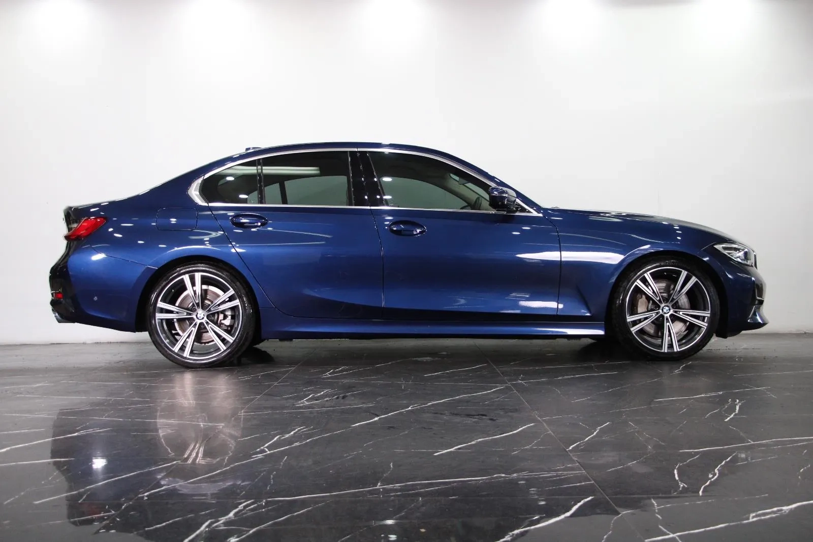 BMW-3 Series-330i Luxury Line