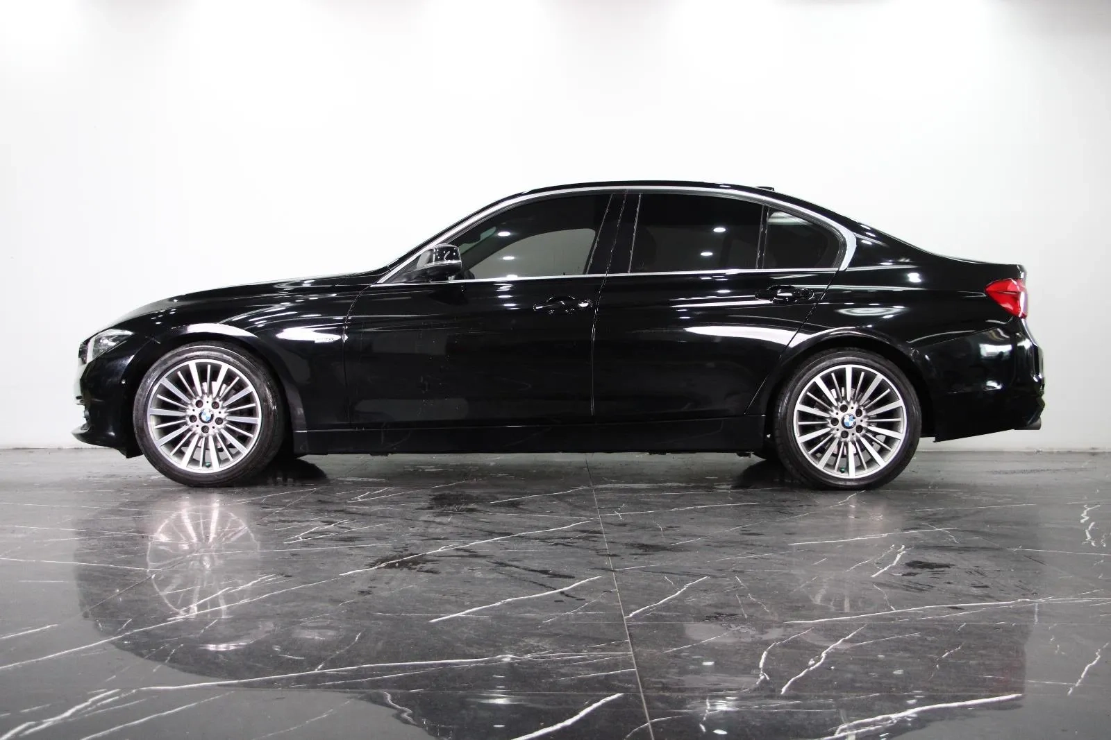 BMW-3 Series-320i Sport Line