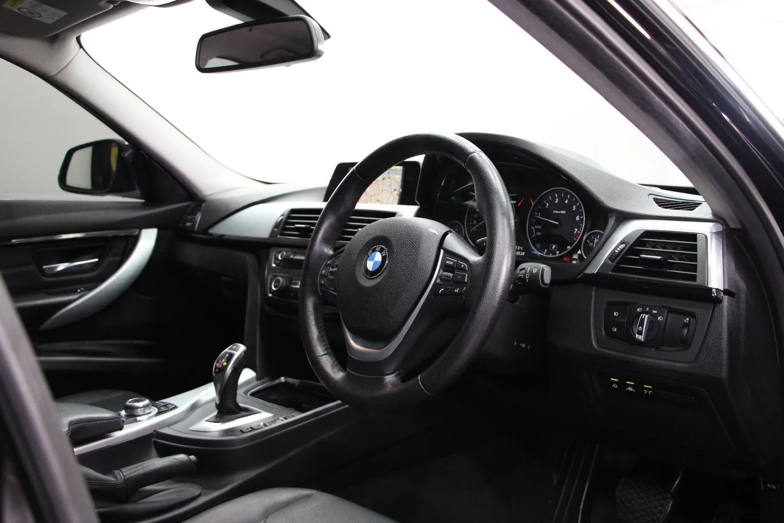 BMW-3 Series-320i Sport Line
