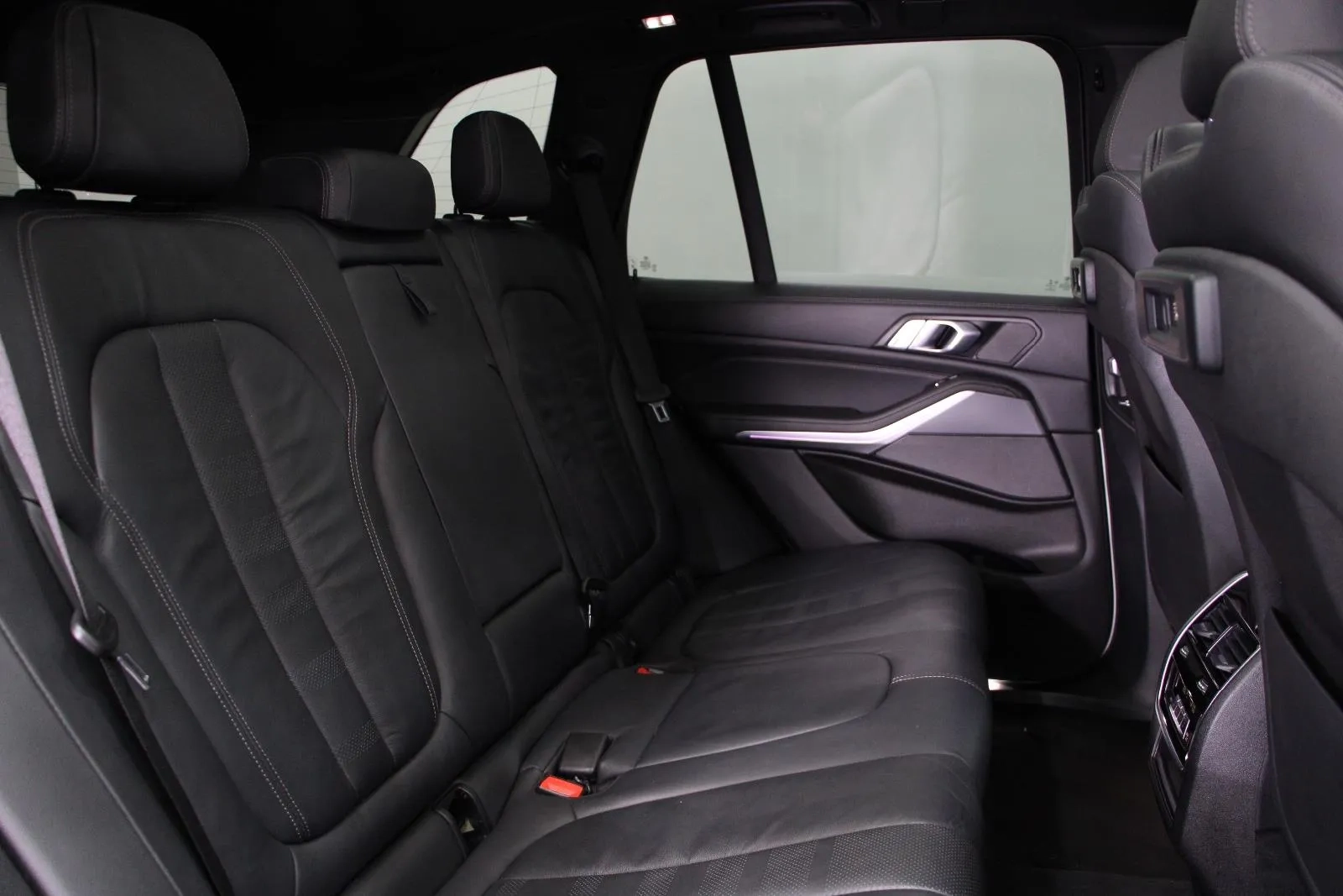 BMW-X5-M50i