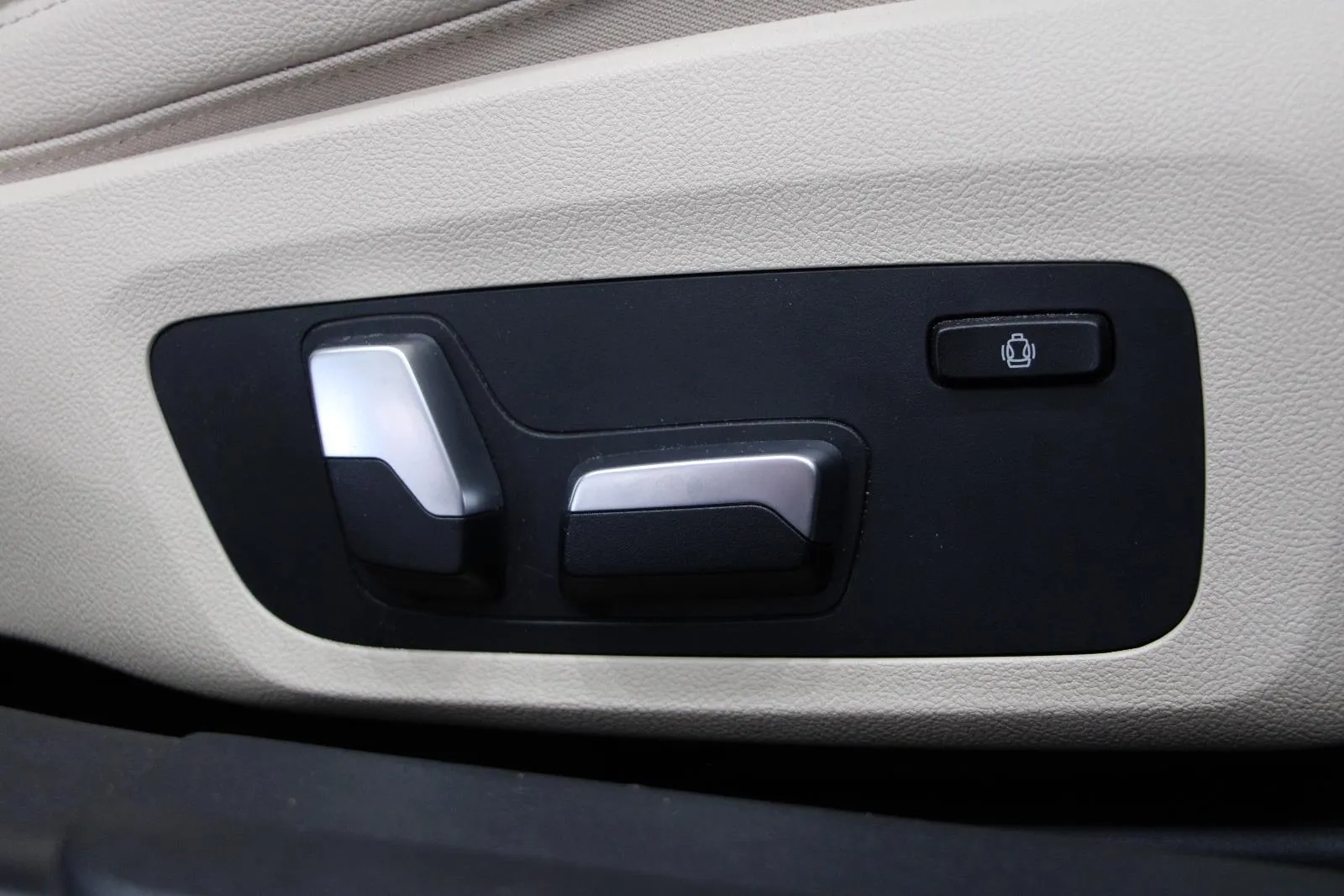 BMW-3 Series-330i Luxury Line