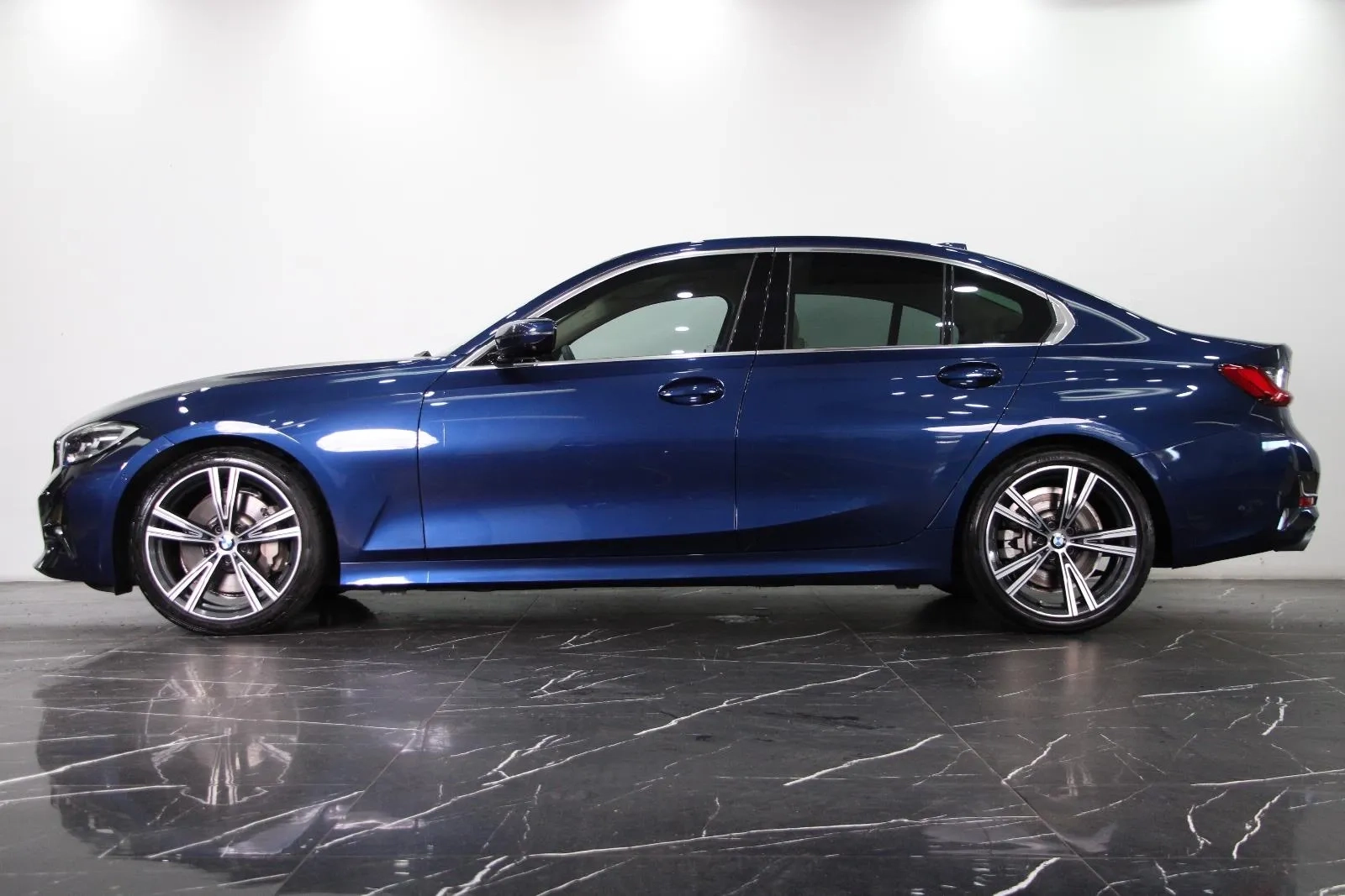 BMW-3 Series-330i Luxury Line