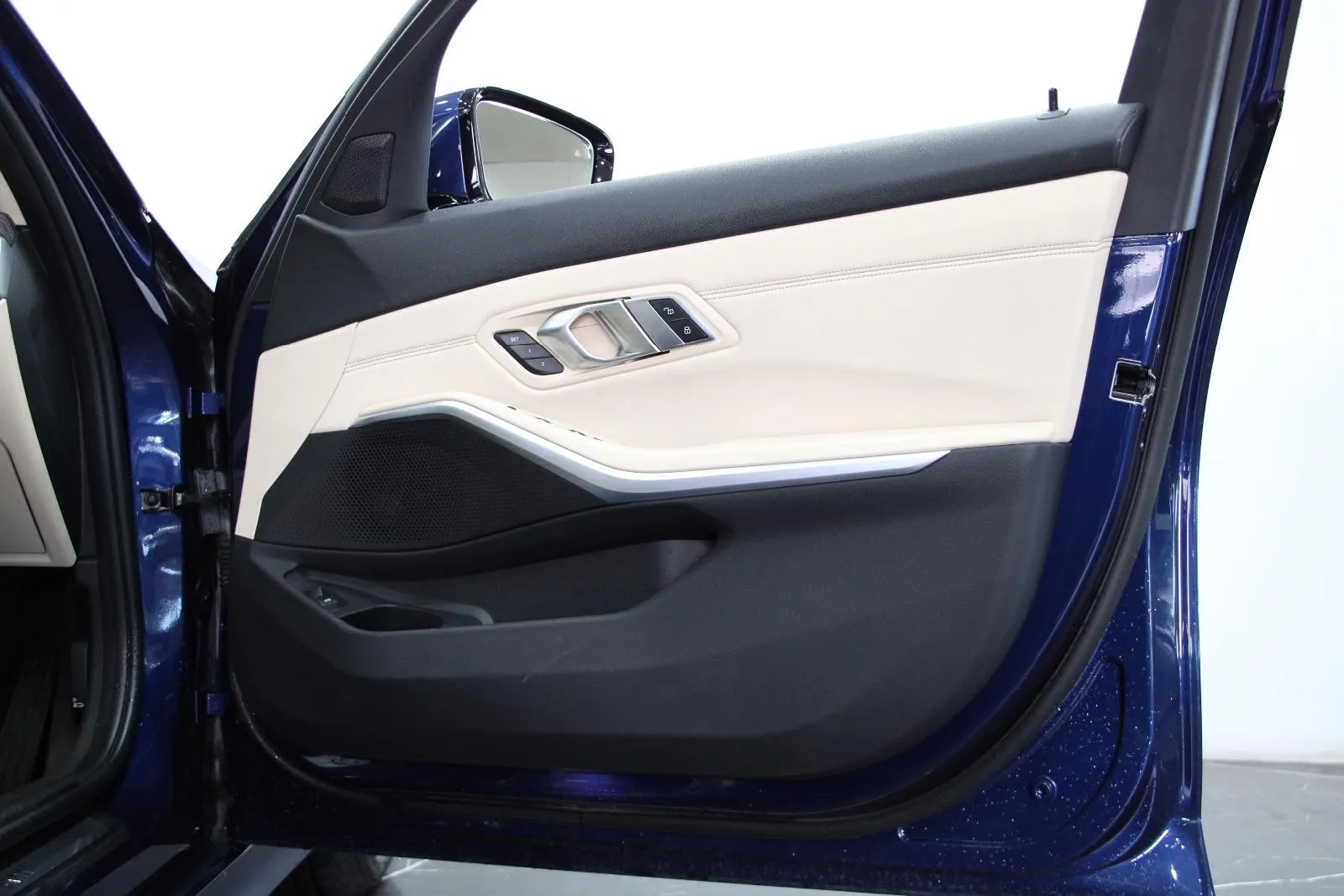 BMW-3 Series-330i Luxury Line