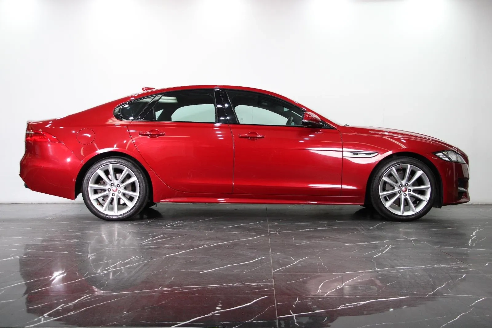 Jaguar-XF-20d R-Sport