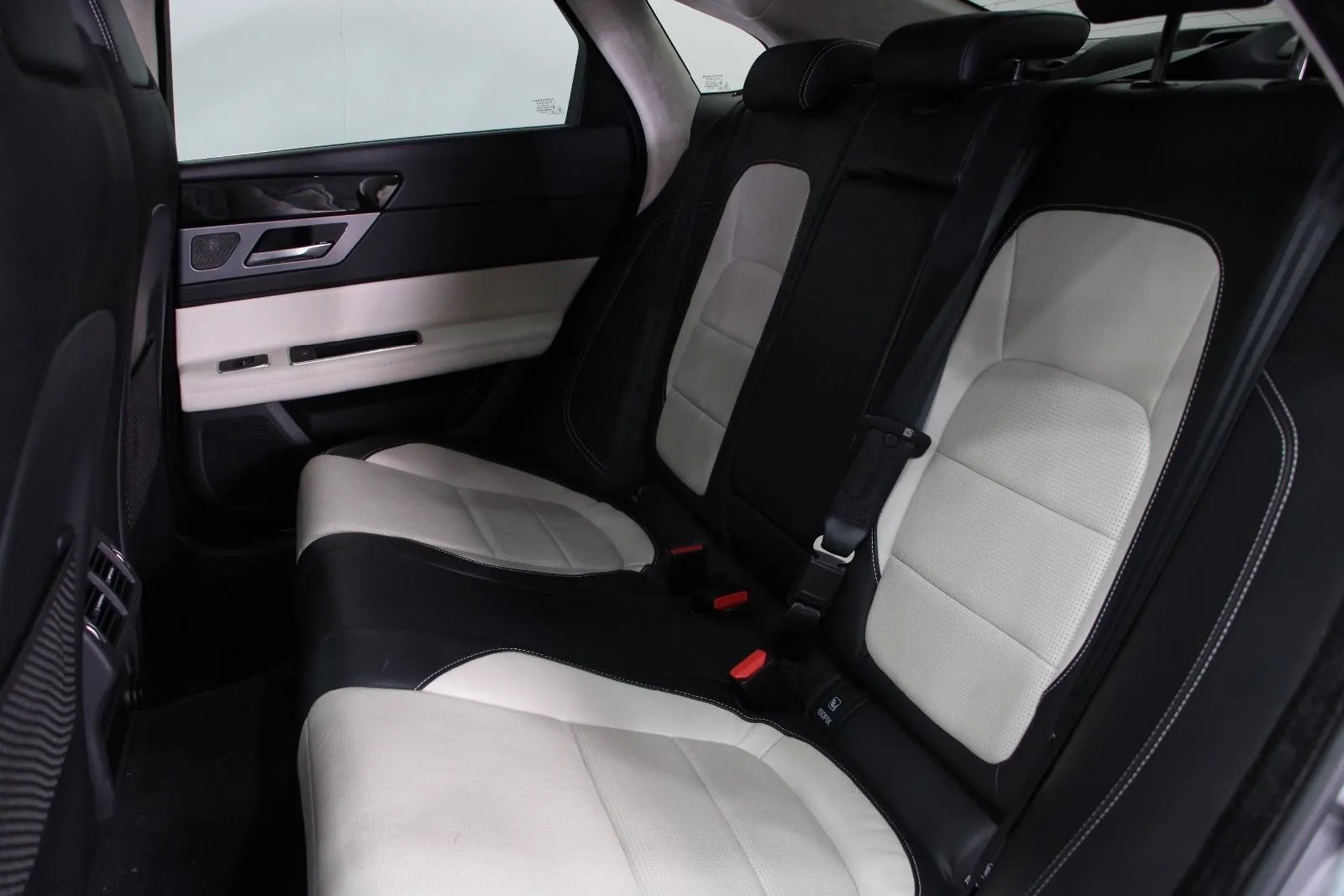 Jaguar-XF-30t R-Sport