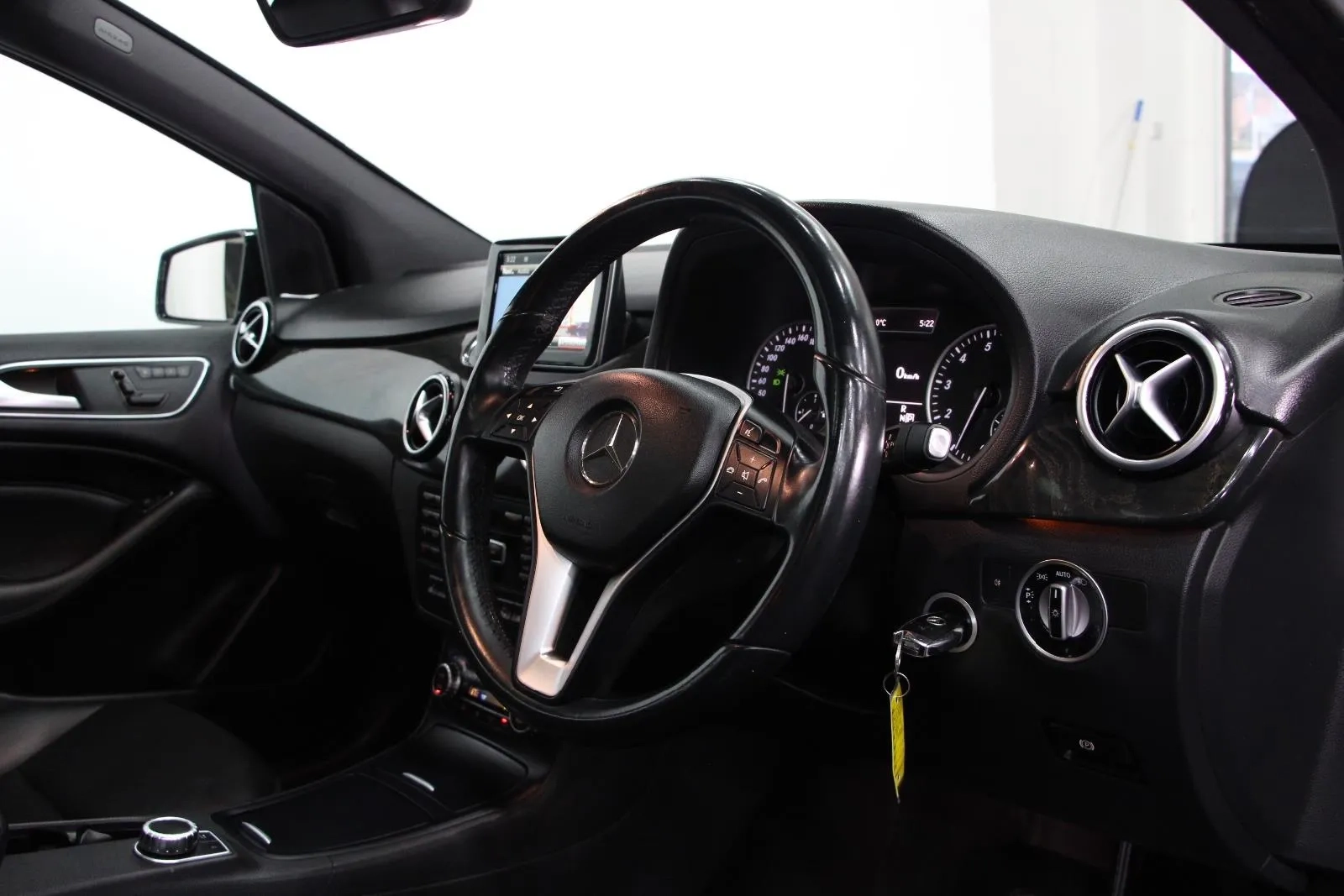 Mercedes-Benz-B-Class-B200
