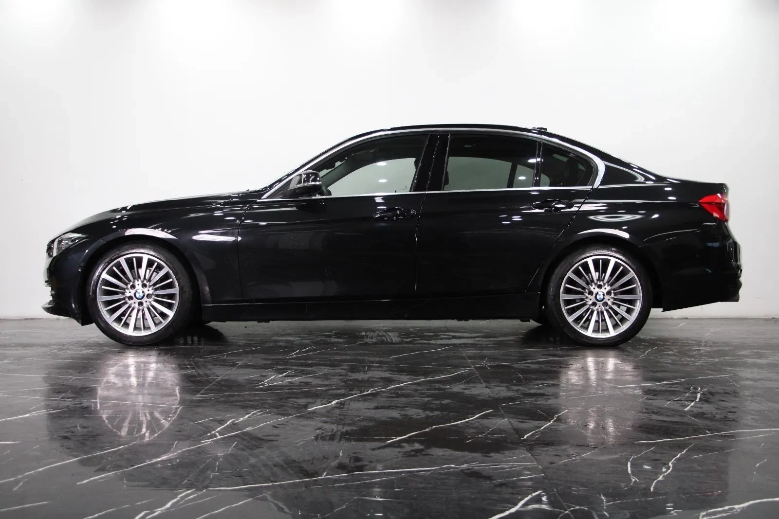 BMW-3 Series-320d Luxury Line